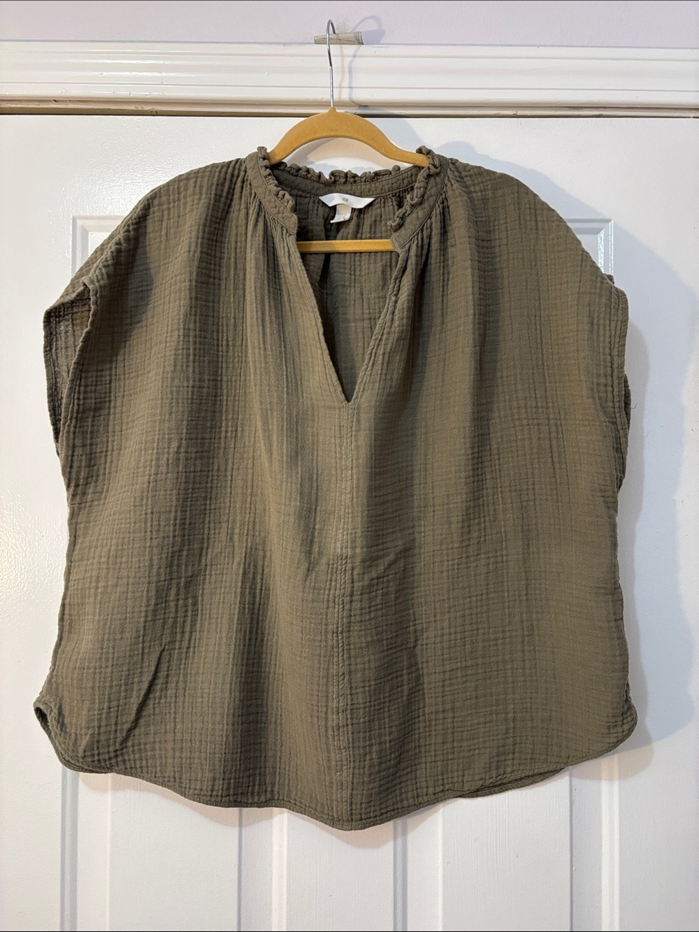 H&M brand Top. Fits Size XL-1X